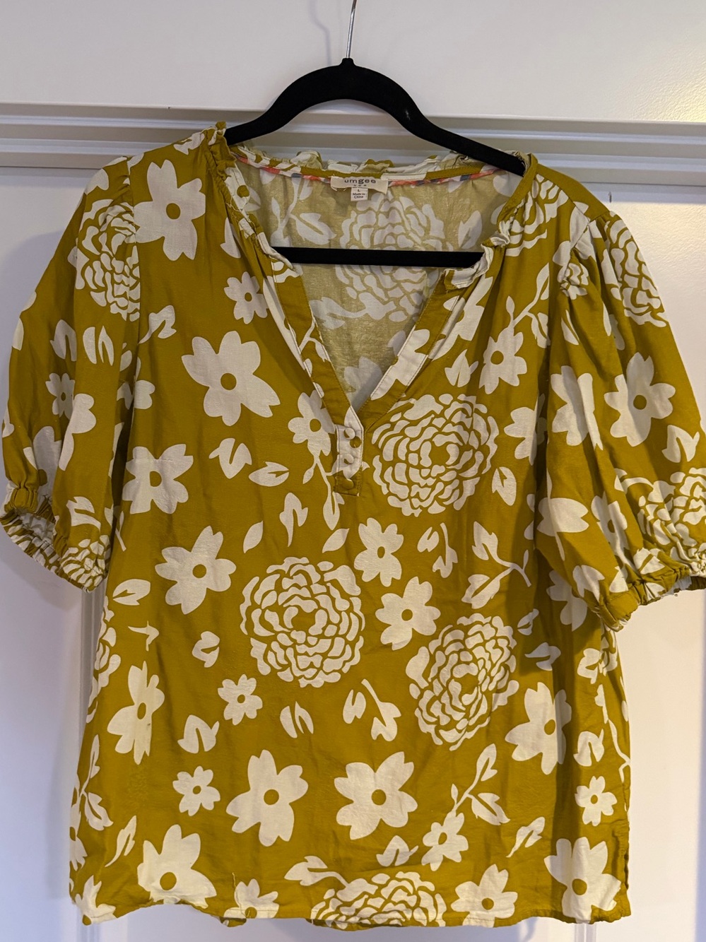 Umgee Women’s Mustard Floral V-Neck Puff Sleeve Top